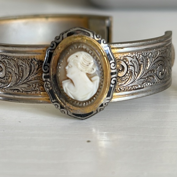 Vintage Coro Cameo Bracelet - Picture 10 of 11
